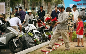 Người dân hớn hở vì được tặng hoa sau khi bế mạc Hội hoa xuân ở Sài Gòn